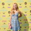 Dover Cameron optou por vestidos azul tomara que caia para o Teen Choice Awards 2015