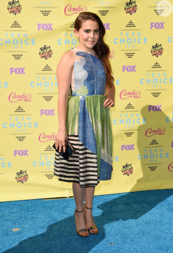 Mae Whitman escolheu vestido Novis , joias Irene Neuwirth e sandálias Tory Burch para o Teen Choice Awards 2015