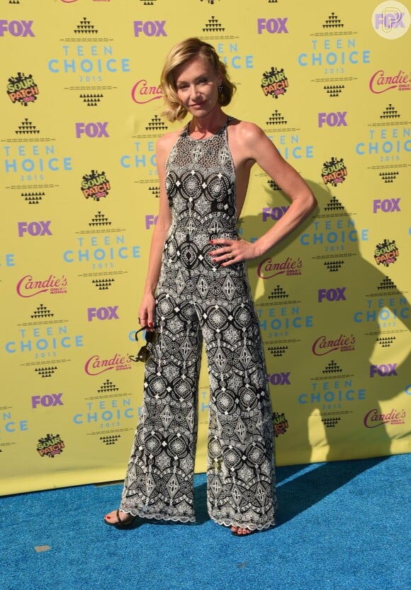 Portia de Rossi optou por macacão estampado para o Teen Choice Awards 2015