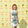 A cabtora Rachel Platten optou por vestido branco de renda com detalhes coloridos para o Teen Choice Awards 2015
