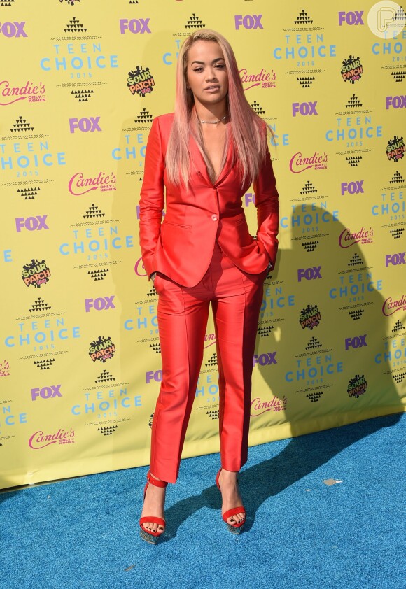 Rita Ora usou terninho vermelho Max Mara exclusivo para o Teen Choice Awards 2015