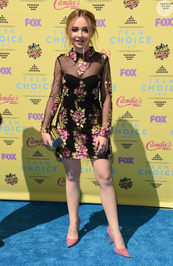 A atriz Sabrina Carpenter escolheu vestido floral com tule para o Teen Choice Awards 2015