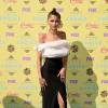 A atriz Zendaya optou por top de babados e saia preta longa, com fenda, para o Teen Choice Awards 2015