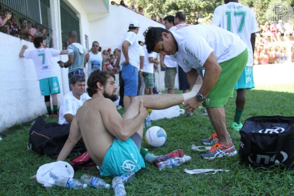 Rafael Cardoso tem o tornozelo imobilizado durante partida beneficente