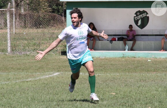 Guilherme Winter comemora gol durante partida beneficente, em Paracambi, no Rio de Janeiro, na tarde deste domingo, 16 de agosto de 2015