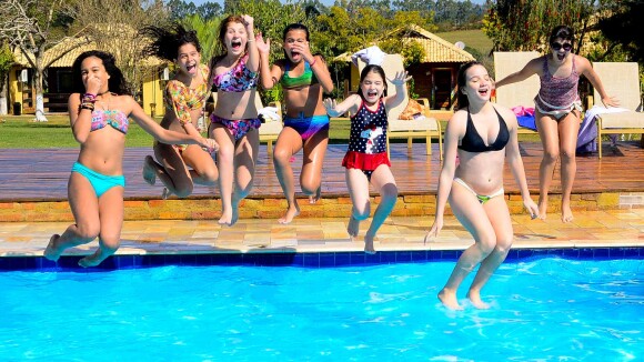 Elenco de 'Chiquititas' curte piscina de hotel após fim da novela infantil