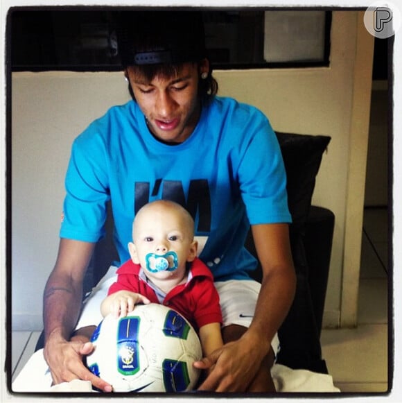 Neymar postou a primeira foto com o filho Davi Lucca no Instagram, no dia 28 de abril de 2012. Na Legenda: 'DL ♥♥♥♥'