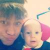'Paparicando meu bebê', escreveu Neymar sobre o filho em 1º de maio de 2012