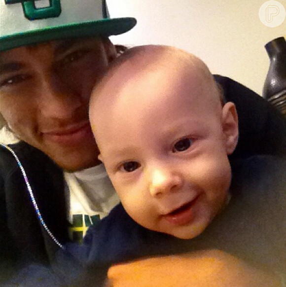 No dia 15 de maio de 2012, Neymar postou mais uma foto com filho: 'Cada dia que passa, mais sapeca rsrs'