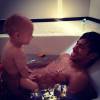'Na banheira com o molecão' postou Neymar com Davi Lucca no dia 2 de setembro de 2012