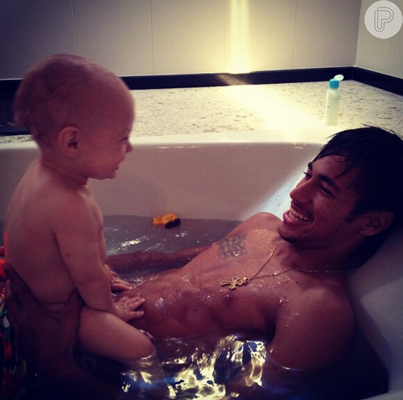 'Na banheira com o molecão' postou Neymar com Davi Lucca no dia 2 de setembro de 2012