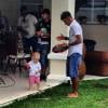 Neymar e Davi Lucca curtindo um dia de pai e filho com '#pagode #churrasco #familia#amigos #alegria', no dia 24 de novembro de 2012