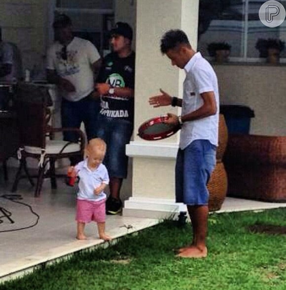 Neymar e Davi Lucca curtindo um dia de pai e filho com '#pagode #churrasco #familia#amigos #alegria', no dia 24 de novembro de 2012