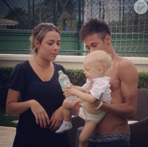 Carol Dantas, mãe do filho de Neymar, aparece na postagem do jogador, em 24 d enovembro de 2012