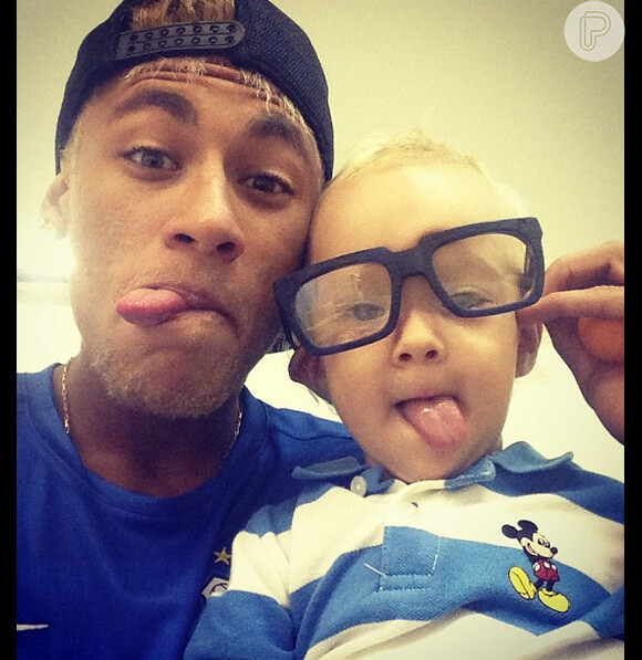Eles não param! Olha os óculos que o Neymar colocou no Davi... Essa foto é do dia 29 de janeiro de 2013