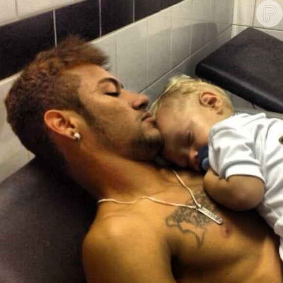 Ih, dormiu... Neymar publicou essa foto no dia 16 de março de 2015
