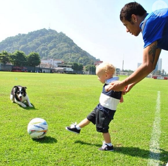 'Brincando com o molecão e o cão do Carrossel', postou Neymar no dia 3 de maio de 2013