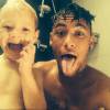 E o paizão Neymar tomando banho com o filho Davi Lucca também merece ser registrado. A foto também foi postada no dia 26 de agosto de 2014