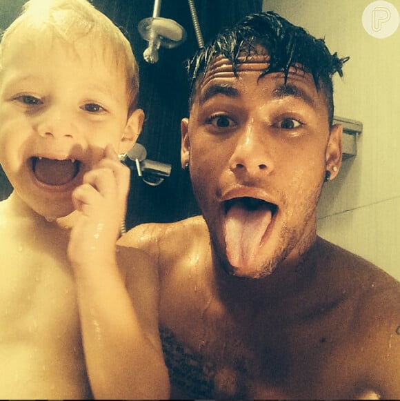 E o paizão Neymar tomando banho com o filho Davi Lucca também merece ser registrado. A foto também foi postada no dia 26 de agosto de 2014