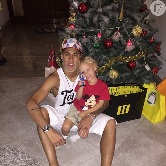 O natal de Neymar e Davi Lucca. A postagem foi feita no dia 25 de dezembro de 2014