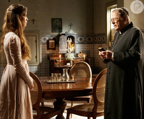 Padre Luís (Carlos Vereza) recrimina Lívia (Alinne Moraes) por ter violado o túmulo do pai, na novela 'Além do Tempo'