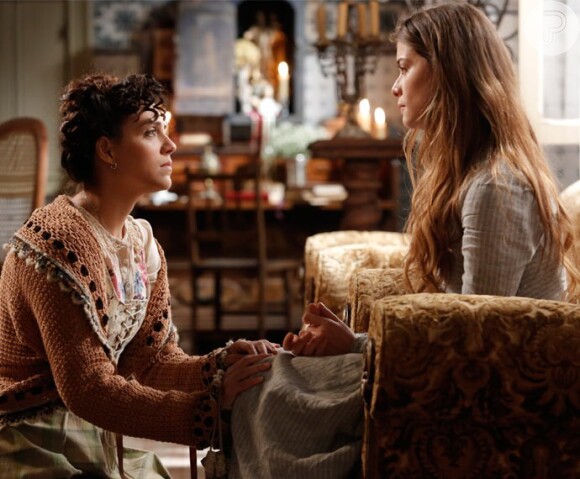 Anita (Leticia Persiles) conta a Lívia que está apaixonada por Roberto (Rômulo Estrela) e acredita ser correspondida, na novela 'Além do Tempo', em 24 de agosto de 2015