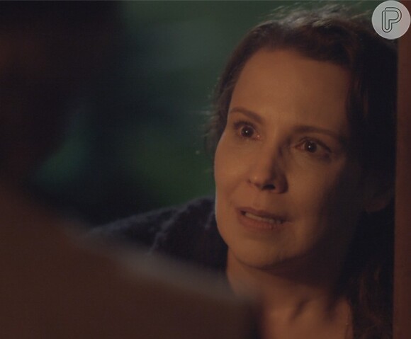 Emília (Ana Beatriz Nogueira) faz uma revelação a Bernardo (Felipe Camargo), na novela 'Além do Tempo'