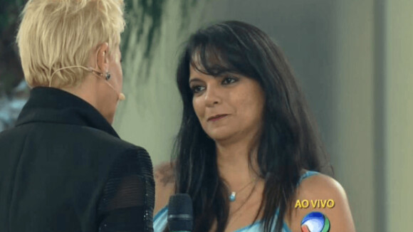 Xuxa reencontra a 'Claudia, senta lá' na estreia do programa e pede desculpas