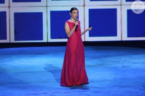 Adriana Calcanhoto foi uma das cantoras que se apresentou na Turnê itinerante do Prêmio da Música, em homenagem a Tom Jobim, na Barra da Tijuca, RJ, em 10 de julho de 2013