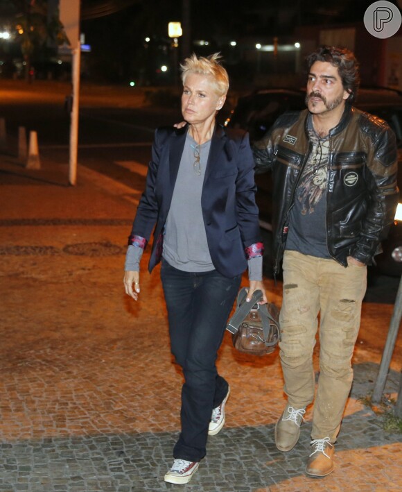 Xuxa chegou para jantar acompanhada pelo namorado, Junno Andrade