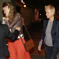 Xuxa janta com a filha, Sasha, e amigos após estreia de programa na Record