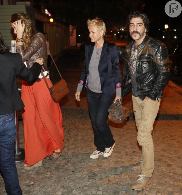 Xuxa janta com a filha, Sasha, o namorado, Junno Andrade, e amigos após estreia de programa na Record, nesta segunda-feira, 17 de agosto de 2015