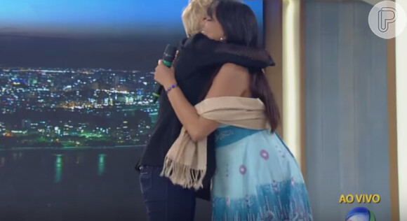 Xuxa recebe Erica Oliveira, do bordão 'Cláudia, senta lá' , com um abraço e se desculpa pela bola fora do passado