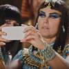 Em cena, Xuxa invade o casamento de Ramsés (Sergio Marone) e Nefertari (Camila Rodrigues) na novela 'Os Dez Mandamentos' e tira até fotos do celular