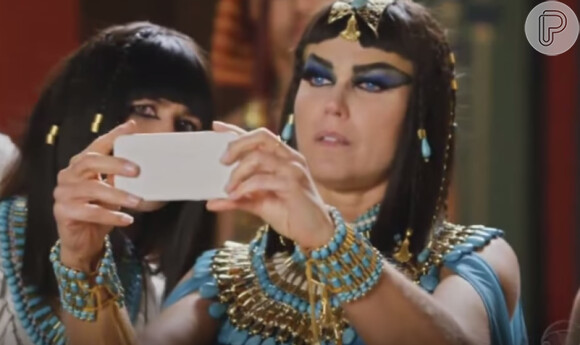 Em cena, Xuxa invade o casamento de Ramsés (Sergio Marone) e Nefertari (Camila Rodrigues) na novela 'Os Dez Mandamentos' e tira até fotos do celular