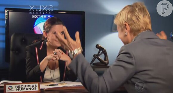 Xuxa começa a responder as perguntas da entrevista com trechos de músicas que marcaram a sua carreira