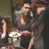 Zezé Di Camargo oferece o primeiro pedaço de bolo ao anfitrião, Luan Santana