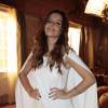 Giovanna Lancellotti usou vestido capa branco da grife Lu Monteiro de R$ 2.580