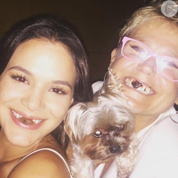 Pelo Snapchat, Bruna Marquezine mostrou uma foto de Xuxa e escreveu: 'Te amo muito! Parabéns! Muito orgulho'