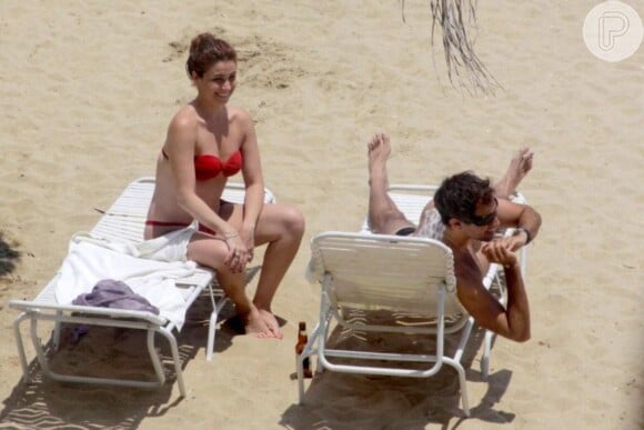 Giovanna Antonelli toma cerveja na praia com o marido, o diretor Leonardo Nogueira