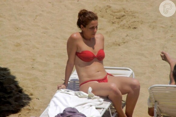 Giovanna Antonelli descansa nas areias de uma praia em Magaratiba, na Costa Verde do Rio, em 9 de dezembro de 2012