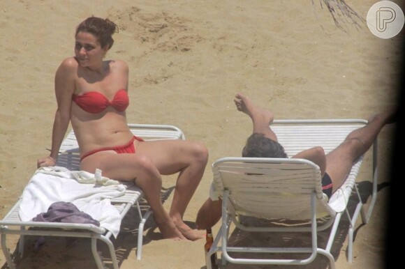 Giovanna Antonelli descansa sentada em uma cadeira de praia