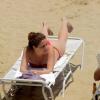 Giovanna Antonelli vira para pegar sol nas costas