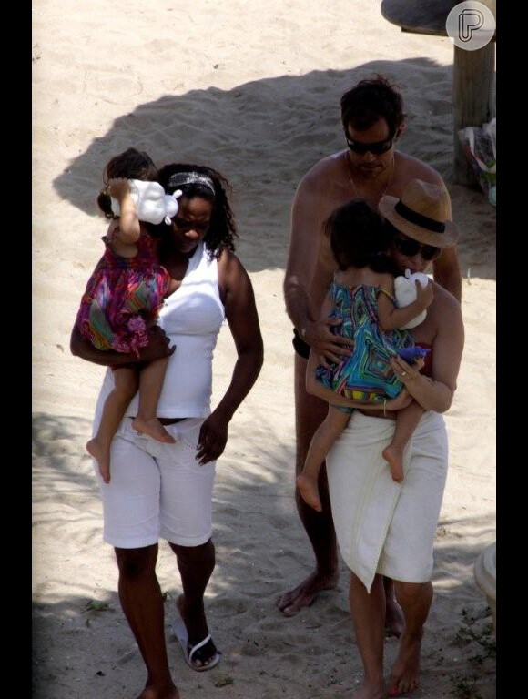 Giovanna Antonelli deixa a praia com a família e a babá