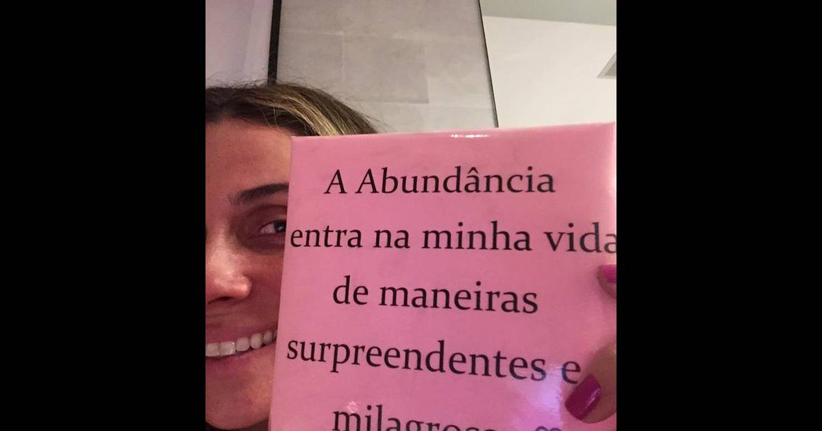A Abundancia Entra Na Minha Vida De Maneiras Supreendentes E Milagrosas Dizia Frase Em Presente Que Atriz Ganhou Dos Fas Purepeople