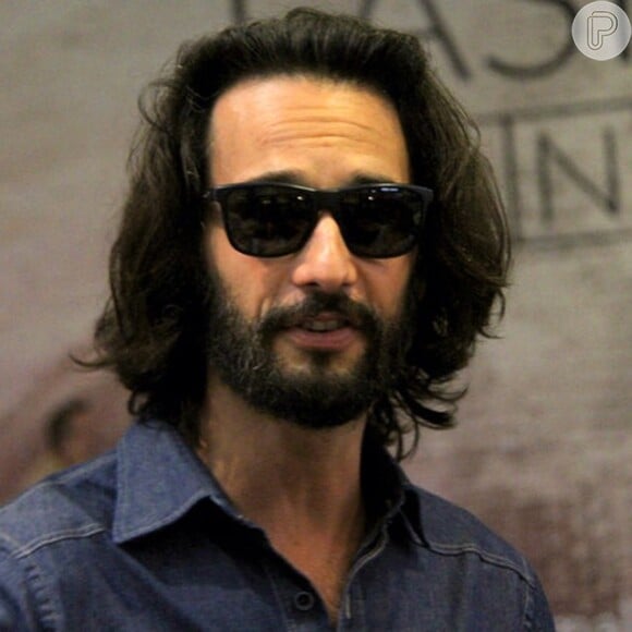 O ator está com cabelo e barba grandes para interpretar Jesus Cristo no filme 'Ben-Hur'