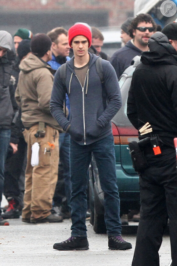 Andrew Garfield é flagrado como Peter Parker durante as filmagens de 'O Espetacular Homem-Aranha 2'