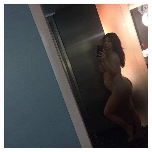 Kim Kardashian fez fotos sensuais com a barriga à mostra para provar que estava grávida. Algumas pessoas desconfiaram que era barriga de aluguel