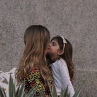 Grazi Massafera enche filha de beijos após gravação com Angélica no Rio