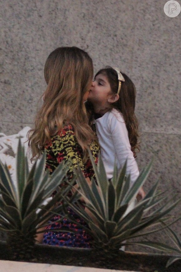 Grazi Massafera agarra a pequena Sofia e a enche de beijos, após finalizar gravações com Angélica, na Zona Sul do Rio, no dia 19 de agosto de 2015